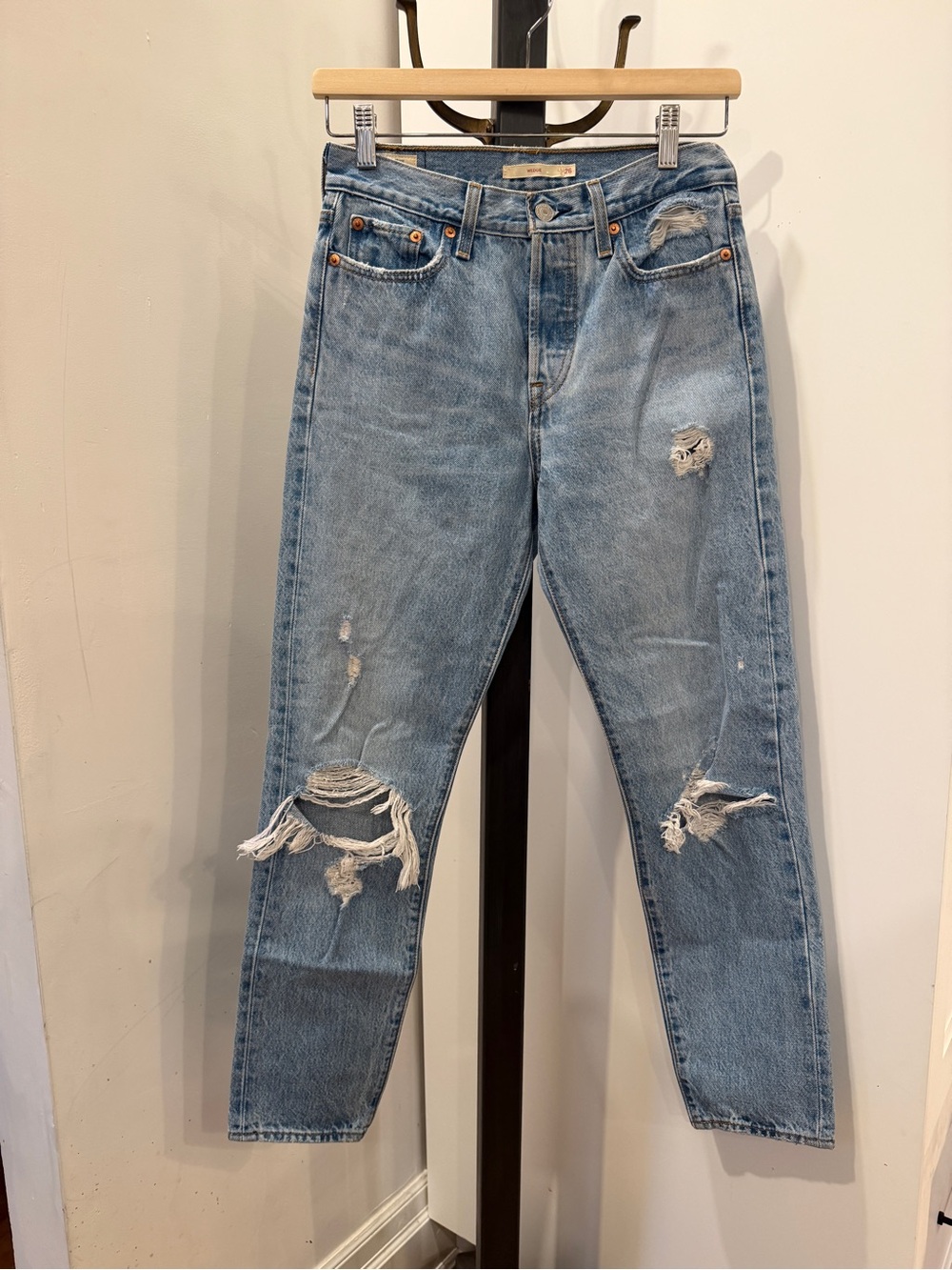 Levi’s Wedgie distressed.